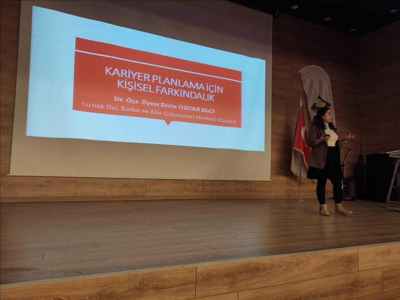 universiteye-hazirlanan-ogrencilere-kariyer-gelistirme-konferansi-verildi